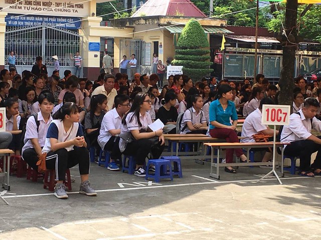 
Hàng trăm phụ huynh và học sinh đã đến dự buổi giao lưu cùng con đến trường của trường THPT Lê Hồng Phong.
