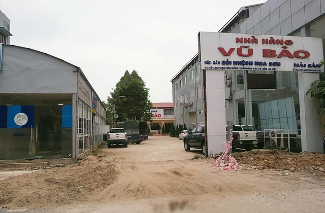 
Công ty TNHH Nhà hàng Vũ Bảo được Công ty Hà Thái cho sử dụng khoảng 800 m2 đất sai phép để hợp tác kinh doanh nhà hàng ăn uống trong thời hạn 30 năm (ảnh chụp trưa 9/8/2017)
