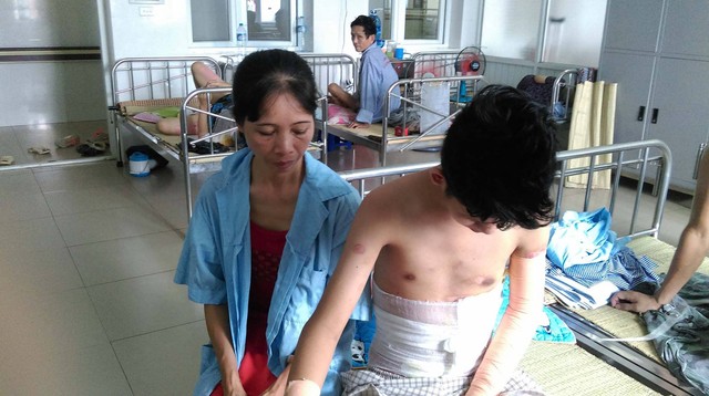 
Em Nguyễn Duy Tiến và mẹ của mình tại bệnh viện. Ảnh: Ngọc Thi
