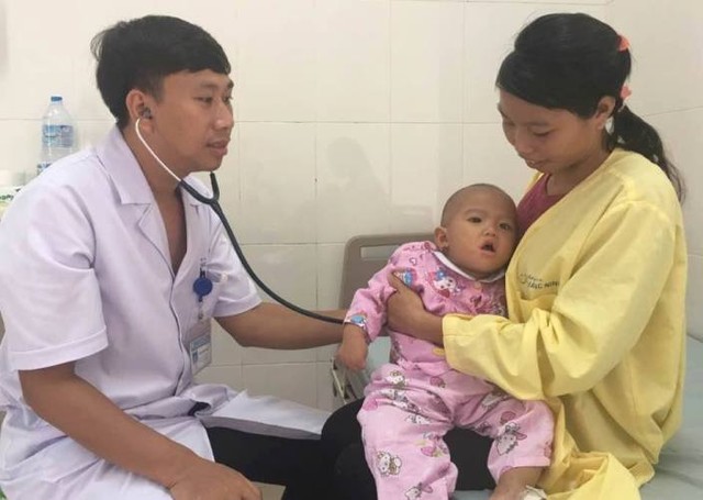 
Sau 2 lần thay máu cấp cứu, bé T. được bác sĩ Bệnh viện Sản Nhi tỉnh Quảng Ninh cứu sống. Ảnh: Đ.Tùy
