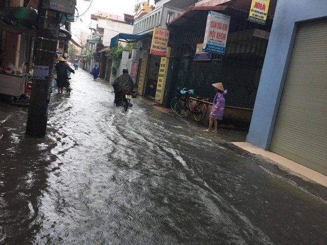 
Nhiều hộ dân trong ngõ Hào Khê không dám ra khỏi nhà vì nước ngập sâu
