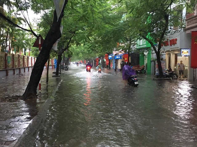 
Khu vực chợ Đổng Quốc Bình ngập chìm trong biển nước

