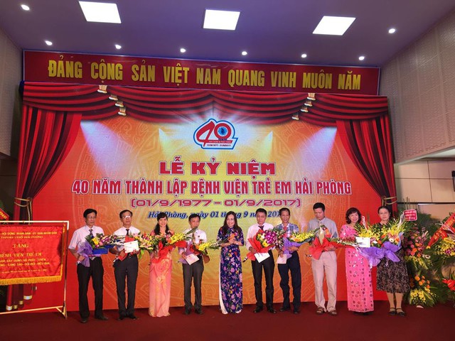 
Khen thưởng tập thể và cá nhân có thành tích xuất sắc. Ảnh: Nhã Cầm
