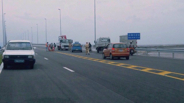 
Các phương tiện và người qua lại cầu Tân Vũ - Lạch Huyện đã bị cấm từ 9 giờ sáng 15/9. Ảnh: CTV
