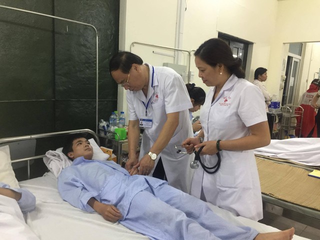 
Gíam đốc Đậu Xuân Cảnh thăm khám cho bệnh nhân sốt xuất huyết điều trị tại Bệnh viện Tuệ Tĩnh.
