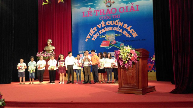 
Ban tổ chức trao giải cho các em học sinh đạt giải trong cuộc thi viết. Ảnh: NT
