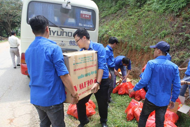 
Đoàn đóng gói, vận chuyển quà tặng cho các em nhỏ có hoàn cảnh khó khăn.

 
