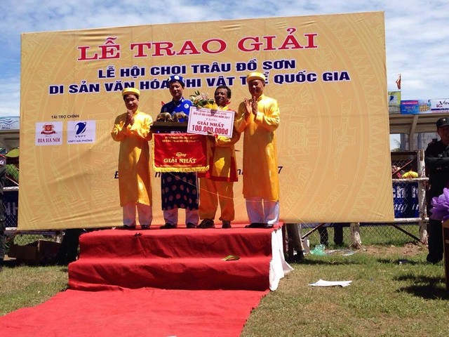 
Ban tổ chức trao giải cho chủ trâu số 20 - trâu giành vô địch trong mùa giải năm nay.
