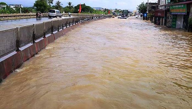 Nước ngập Quốc lộ 1A đoạn qua huyện Hà Trung khiến tuyến đường huyết mạch bị chia cắt