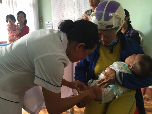Tiêm vaccine cho trẻ tại tỉnh Gia Lai. Ảnh: V.Thu