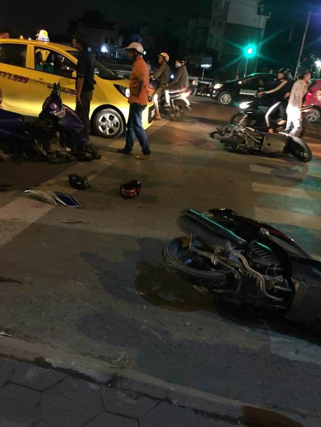 
Hiện trường vụ tai nạn liên hoàn xảy ra tại đường Nguyễn Đức Cảnh đêm hôm qua (17/11). Ảnh: CTV
