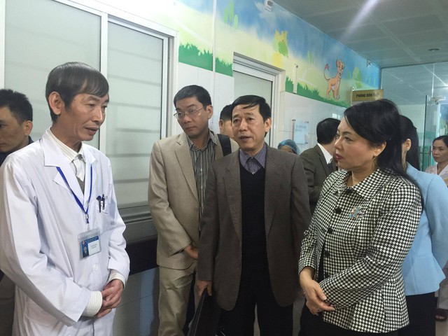 
Ông Lê Văn Nam (áo Blouse trắng) - Giám đốc Bệnh viện Sản Nhi Bắc Ninh trao đổi cùng Bộ trưởng Nguyễn Thị Kim Tiến.
