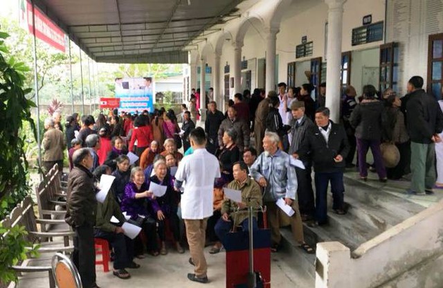 
Rất đông người dân tại đến Trạm y tế xã Hưng Hòa để khám và nghe tư vấn.
