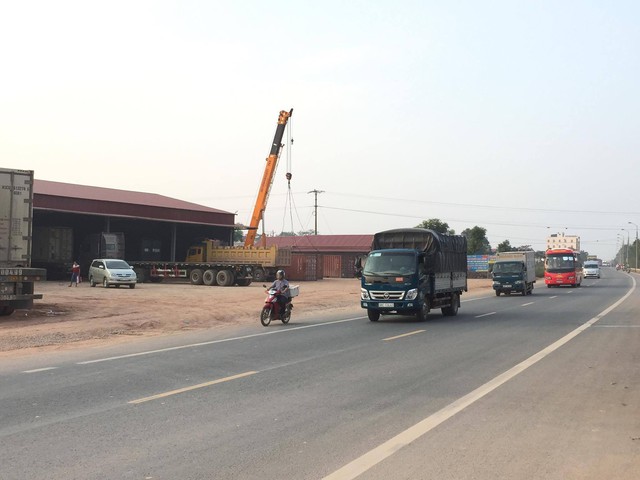 
Hàng rào hộ lan QL1 đoạn đi qua huyện Lạng Giang bị tháo dỡ tiềm ẩn nhiều nguy cơ tai nạn cho người và phương tiện tham gia giao thông
