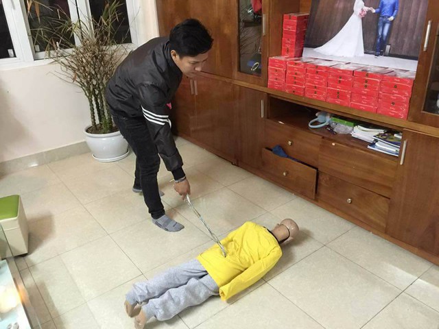 
Trần Hoài Nam thực nghiệm hành vi bạo hành chính con đẻ của mình.
