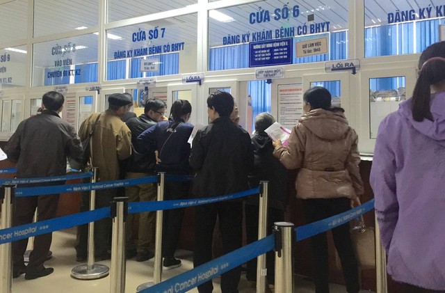 
Bệnh nhân xếp hàng đăng ký khám tại Bệnh viện K (Cơ sở Tân Triều). Ảnh: V.Thu
