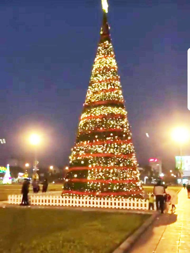 
Cây thông Noel khổng lồ ở TP. Bắc Giang được trang trí rực rỡ với nhiều dải hạt trân châu và đèn led
