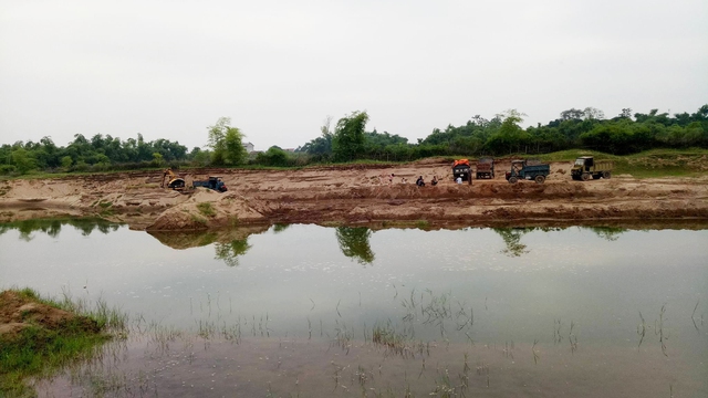 
Huyện Ba Vì chưa nắm được thông tin tài nguyên ven sống bị người dân ngang nhiên khai thác trái phép
