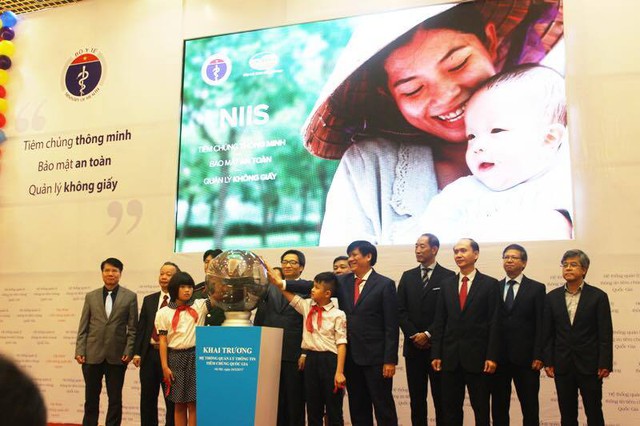 
Bấm n&uacute;t khai trương Hệ thống Quản l&yacute; th&ocirc;ng tin Ti&ecirc;m chủng quốc gia.

