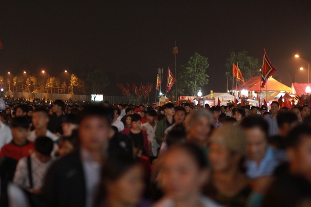 
Theo đại diện BTC Lễ hội Đền Hùng, tính từ ngày 1- 5/4, Đền Hùng đã đón khoảng 5 triệu lượt du khách đến dâng hương. Trong ngày mai, chính hội dự kiến lượng người sẽ tăng lên đột biến.
