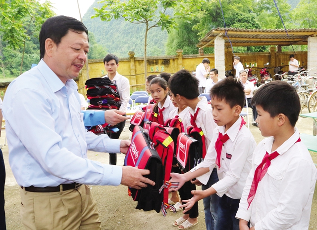 Ông Phan Huy Hoàng trao tặng cặp phao cứu sinh.