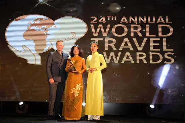 
Bà Nguyễn Lê Hương - P.TGĐ Công ty Du lịch Vietravel vinh dự nhận giải thưởng danh giá “World’s Leading Group Tour Operator 2017”

