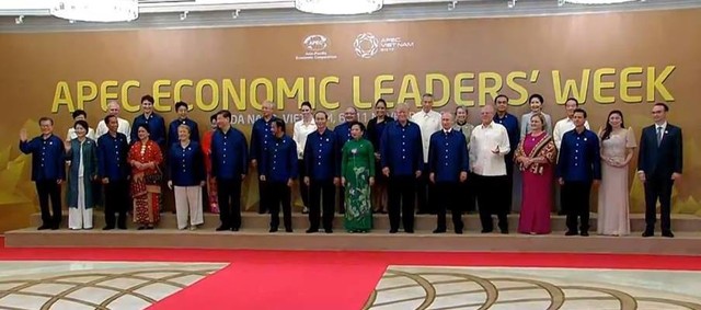 
Các nhà lãnh đạo chụp ảnh lưu niệm trong trang phục APEC Việt Nam 2017.
