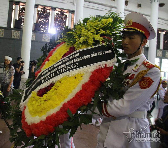 
Nguyên Tổng Bí thư Nông Đức Mạnh gửi vòng hoa kính viếng cụ Minh Hồ (ảnh: Vietnamnet)
