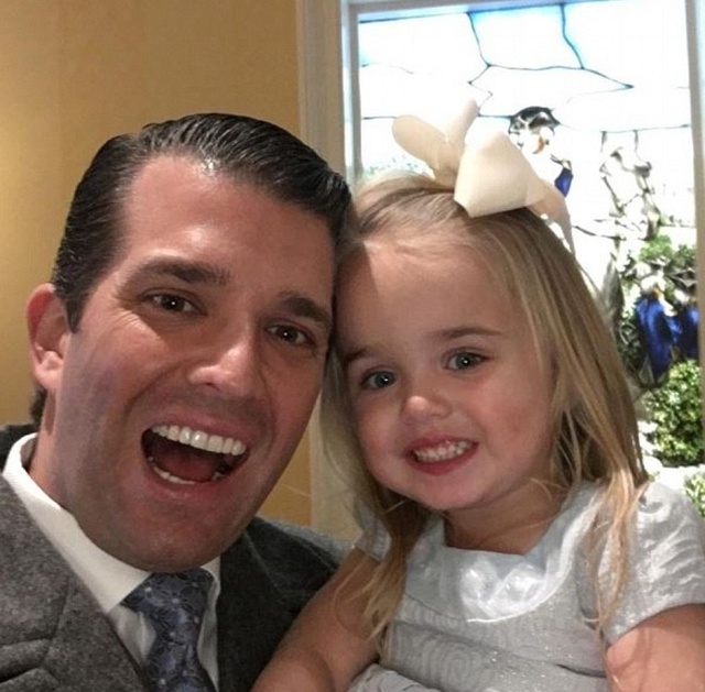 Chloe Sophia, hai tuổi, chụp ảnh cùng bố Donald Jr. trước lễ tuyên thệ của ông nội Donald Trump. Cô bé được gọi là người ủng hộ Trump dễ thương nhất. Ảnh: Twitter