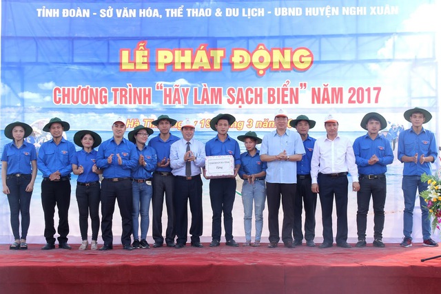 
Lãnh đạo tỉnh tặng quà cho DVTN huy&ecirc;̣n Nghi Xu&acirc;n

