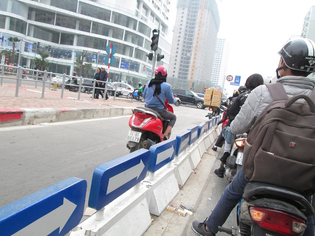 
Vẫn có người cố tình lấn vào làn của BRT dù đã có dải phân cách.

 
