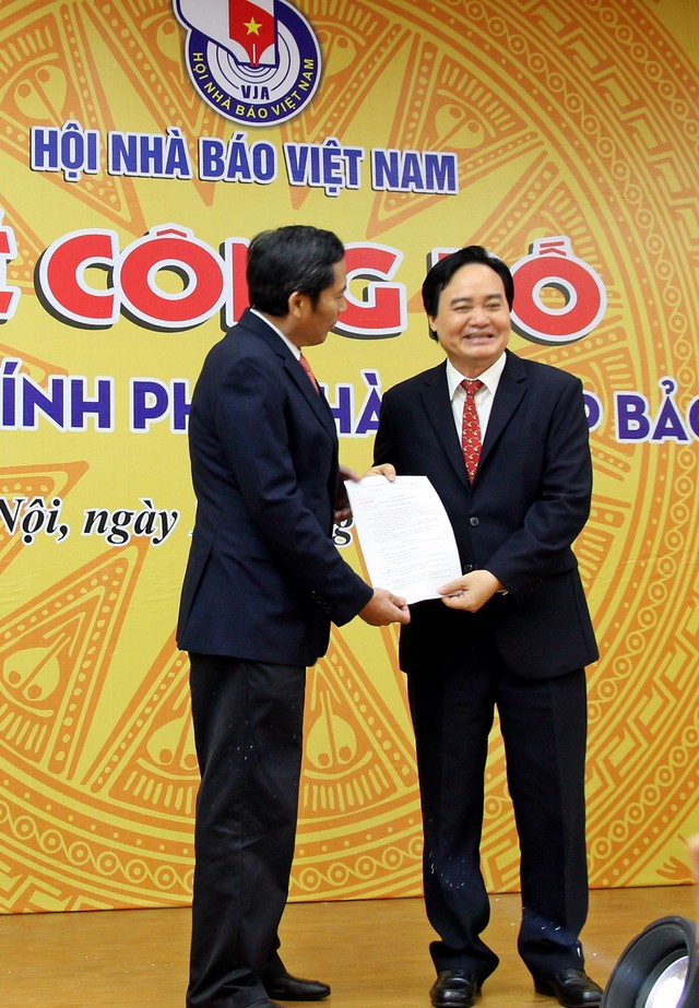 Chủ tịch Hội Nh&agrave; b&aacute;o Việt Nam Thuận Hữu (b&ecirc;n tr&aacute;i) tiếp nhận Quyết định của Thủ tướng Ch&iacute;nh phủ về th&agrave;nh lập Bảo t&agrave;ng B&aacute;o ch&iacute; Việt Nam.