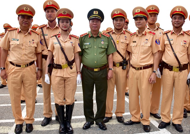 
Dự lễ xuất qu&acirc;n c&oacute; Thượng tướng B&ugrave;i Văn Nam, Ủy vi&ecirc;n Trung ương Đảng, Thứ trưởng Bộ C&ocirc;ng an, Trưởng Tiểu ban ANTT APEC 2017; &ocirc;ng Nguyễn Ngọc Tuấn, Ph&oacute; Chủ tịch UBND TP Đ&agrave; Nẵng; Thiếu tướng Trần Sơn H&agrave;, Cục trưởng Cục CSGT...
