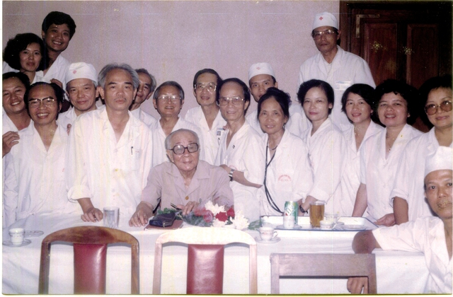 GS.TS.BS Nguyễn Khánh Trạch cùng các đồng nghiệp . Ảnh: TL