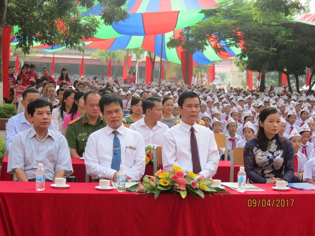 Tham dự lễ có ông Lê Văn Thư, Bí thư quận ủy, đại diện văn phòng quận ủy và ông Nguyễn Hữu Hải, Phó Trưởng phòng GD&ĐT quận.