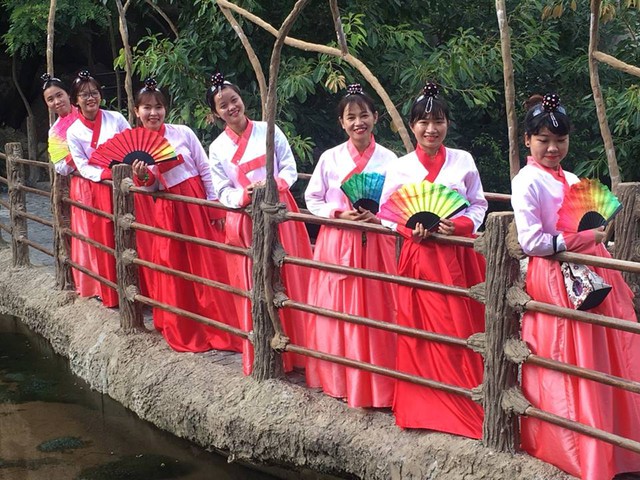 
Du khách hóa thân trong trang phục Hanbok truyền thống của người Hàn Quốc.
