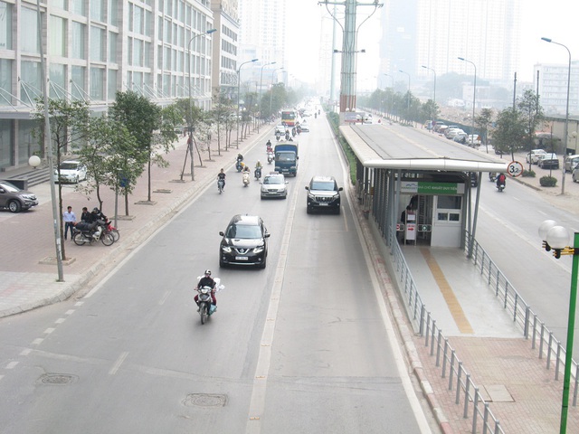 
Một trường hợp ô tô cố tình vi phạm trên đường Lê Văn Lương, mặc dù giao thông đang rất thông thoáng.
