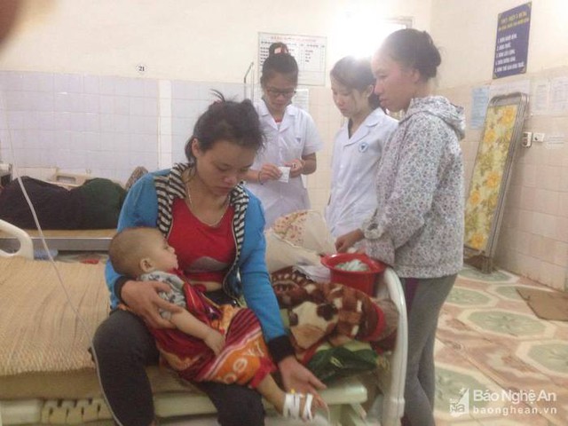 
Chị Lữ Thị Hồng và con trai Lô Minh Đức tại Trung tâm y tế huyện Quế Phong. (Ảnh: Hùng Cường)
