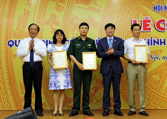 &Ocirc;ng Hồ Quang Lợi - Ph&oacute; Chủ tịch Thường trực Hội Nh&agrave; b&aacute;o Việt Nam trao giấy Chứng nhận cho một số c&aacute; nh&acirc;n, tổ chức đ&atilde; hiến tặng hiện vật cho Bảo t&agrave;ng B&aacute;o ch&iacute; Việt Nam.