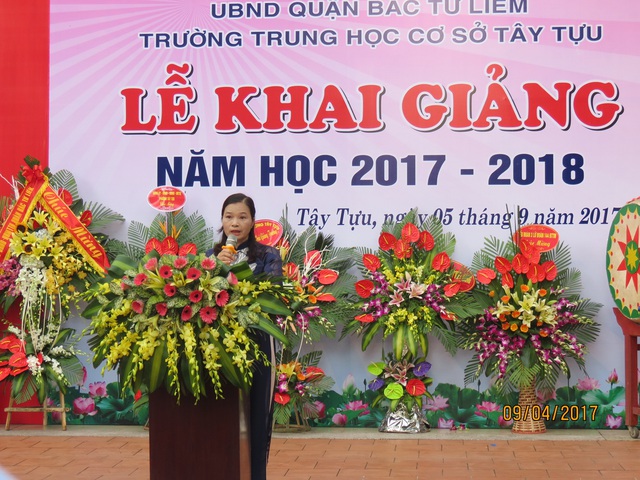 Cô Đặng Thị Kim Thành - Hiệu trưởng trường THCS Tây Tựu đọc diễn văn trong Lễ khai giảng năm học mới 2017 - 2018.