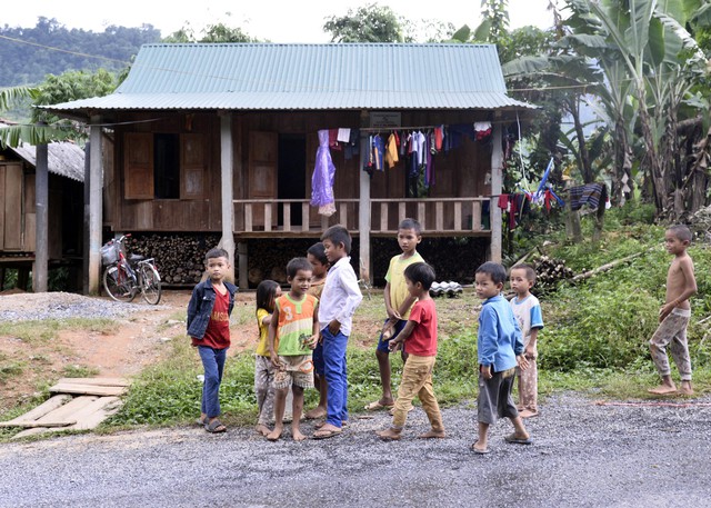 
Ngoài những công trình như trạm y tế, Tập đoàn Viettel còn hỗ trợ người dân xóa nhà tạm, xây nhà kiên cố để yên tâm làm ăn, phát triển kinh tế.
