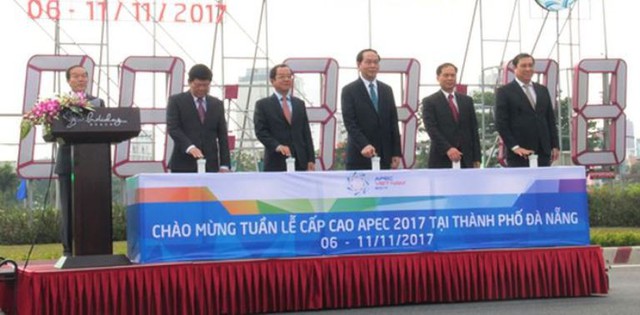 
Chủ tịch nước Trần Đại Quang bấm nút khởi động đồng hồ đếm ngược Tuần lễ cấp cao APEC 2017.
