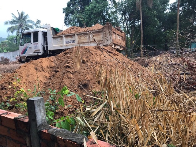 
Các đối tượng đang tranh chấp vô tư dùng xe tải chở vật liệu đến san lấp mặt bằng.
