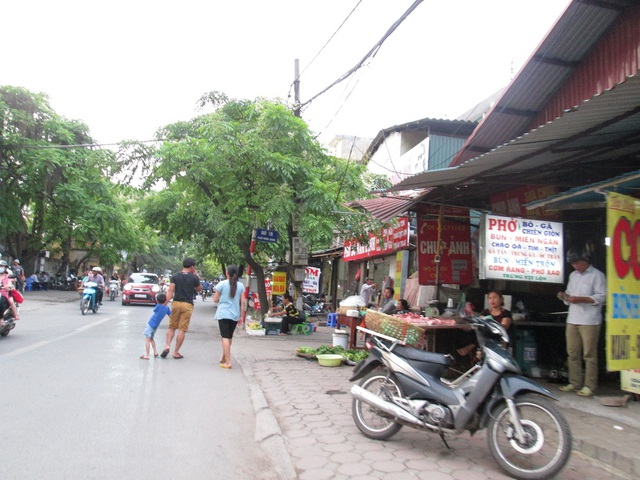 
Ở các con phố nhỏ, mật độ dân đông đúc và gắn liền với nhiều hoạt động kinh doanh, buôn bán nên việc giảm thiểu lấn chiếm vỉa hè dường như rất khó khăn.

 
