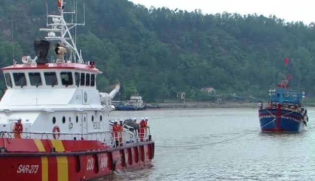 
Tàu SAR 273 đang lai dắt tàu cá gặp nạn vào cảng Cửa Lò, Nghệ An. ẢNH: Hữu Lương
