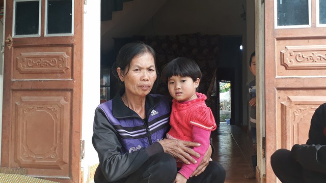 
Bà Nguyễn Thị Huyên, 59 tuổi, mẹ chồng nạn nhân Dương Thị Ngọc Tâm cùng đứa con gái 3 tuổi của chị Tâm.
