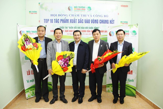 
Ông Nguyễn Văn Toàn, Tổng biên tập Tạp chí Môi trường và Cuộc sống, Trưởng ban Tổ chức cuộc thi (giữa) tặng hoa Ban Giám khảo.
