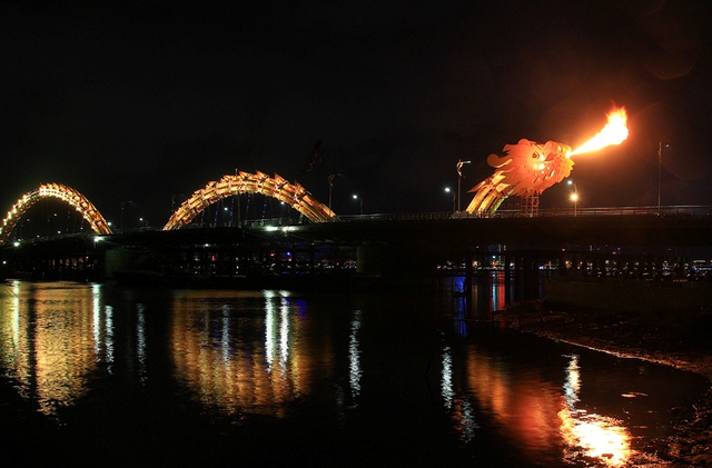 
Cầu Rồng phun lửa, phun nước trong 4 đêm Tết, từ 26-29/1/2017. Ảnh: Đ.H
