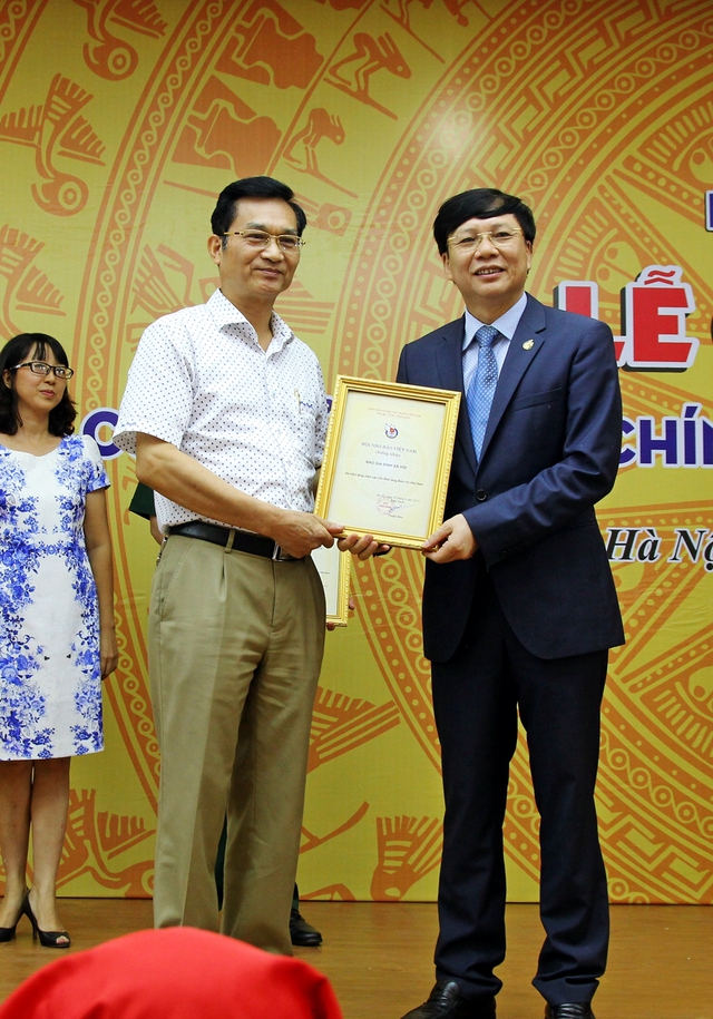 &Ocirc;ng L&ecirc; Cảnh Nhạc &ndash; Tổng bi&ecirc;n tập B&aacute;o Gia đ&igrave;nh v&agrave; X&atilde; hội nhận Chứng nhận đ&atilde; hiến tặng hiện vật cho Bảo t&agrave;ng B&aacute;o ch&iacute; Việt Nam.