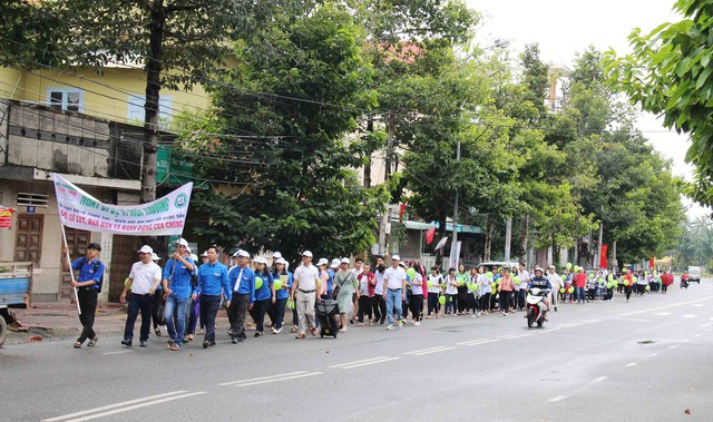 
Đoàn diễu hành đi bộ trên đường Nguyễn Văn Cừ
